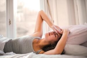 woman lying in bed who can't sleep